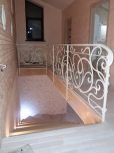 кріплення в бік сходів або міжповерхове перекриття через стовпи або стійк